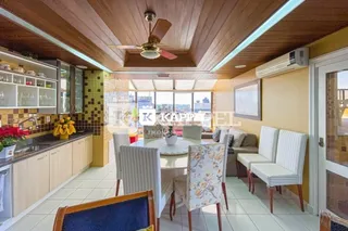 Foto interna de uma cozinha com armários e bancadas.