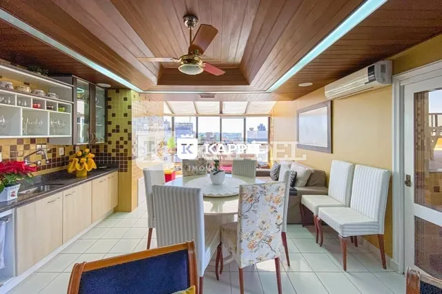 Foto interna de uma cozinha com armários e bancadas.
