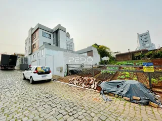 Fachada de uma residência em Lajeado, Brasil, com área externa em construção.