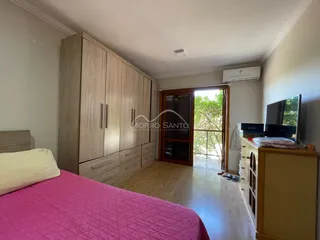 Quarto com cama e armários de madeira em um apartamento.