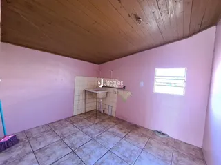 Foto de um cômodo interno com piso de cerâmica e teto de madeira.