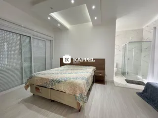 Quarto espaçoso com cama e janelas com persianas.