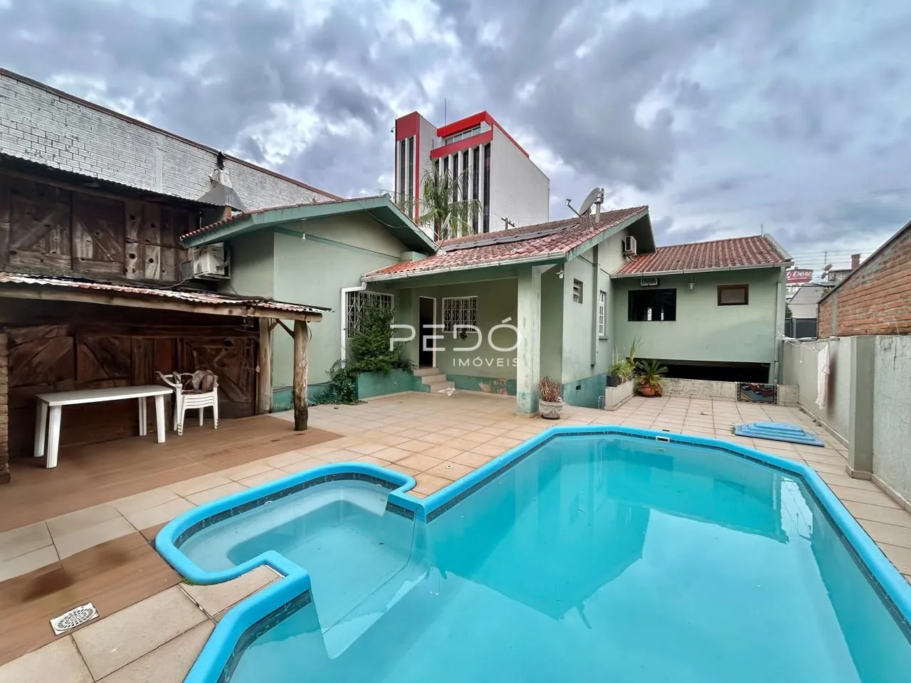 Foto da área externa com piscina de uma residência em Lajeado.