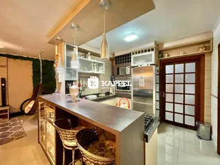 Cozinha moderna com ilha central e armários em madeira.