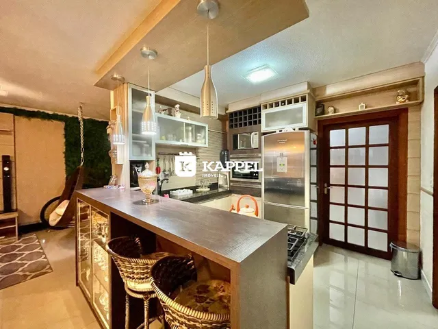 Cozinha moderna com ilha central e armários em madeira.