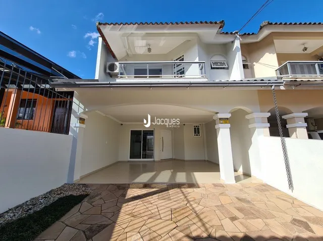 Fachada de uma residência em Lajeado, Brasil, com varanda e área externa.