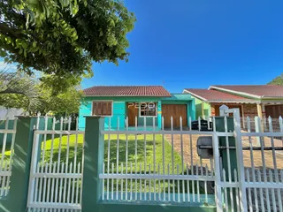 Fachada de uma casa em Lajeado, Brasil, com cerca e portão branco.