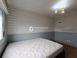 Quarto com parede de padrão e cama de casal.