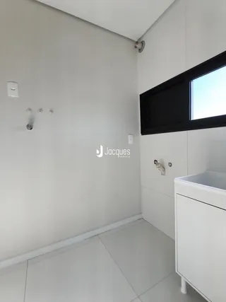 Foto de um banheiro moderno com piso de cerâmica branca e bancada branca.
