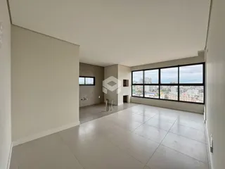 Ambiente interno amplo com vista para a paisagem urbana.