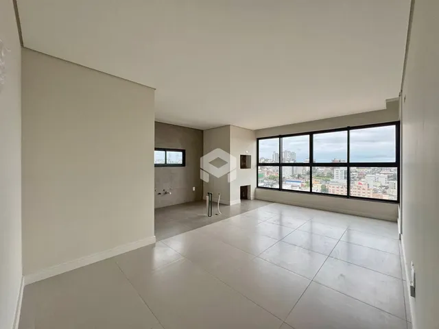 Ambiente interno amplo com vista para a paisagem urbana.
