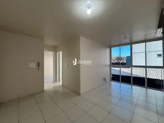 Ambiente interno com piso de cerâmica e paredes brancas.