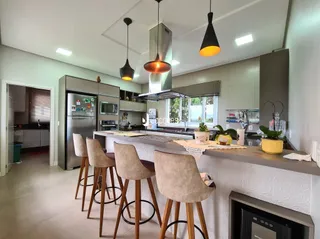 Foto de uma sala de estar com cozinha aberta em um imóvel.