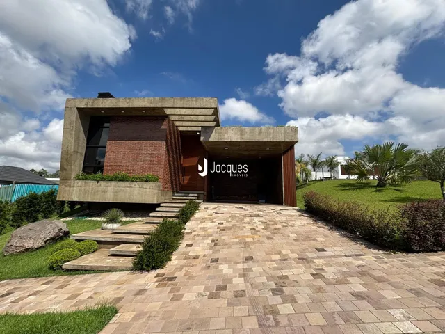 Fachada moderna de uma residência em Lajeado, Brasil, com área externa pavimentada.