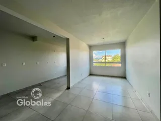Ambiente interno de uma sala com piso de cerâmica e grande janela.