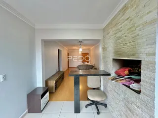 Hall de entrada com parede de tijolos na residência.