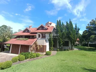 A fachada de uma casa em Lajeado, Brasil, com jardim verde.