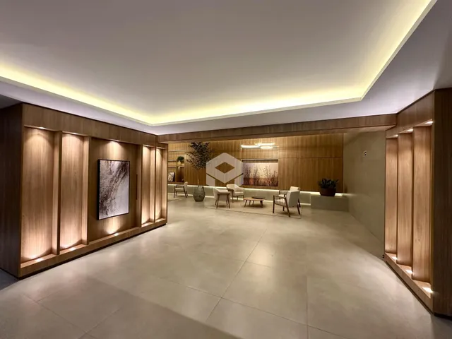 Ambiente interno moderno com painéis de madeira na sala de estar.