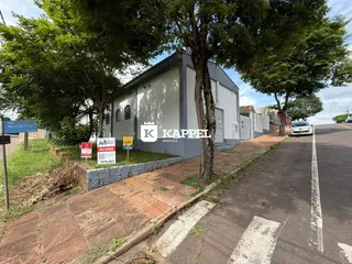 Vista externa de uma residência em Lajeado, Brasil, com fachada branca.
