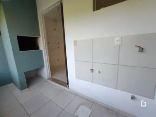 Parede branca com armário embutido em um ambiente interno.