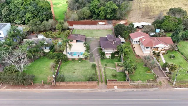 Vista aérea de uma residência com jardim e área verde em Lajeado.
