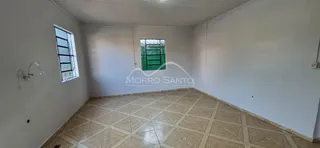 Ambiente interno com piso de cerâmica e janela.
