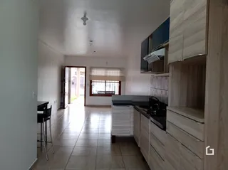 Vista de um corredor interno de uma propriedade em Lajeado.