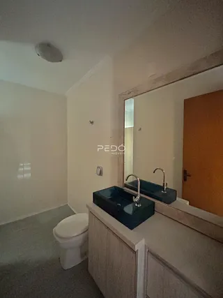 Foto de um banheiro com pias e vaso sanitário em um imóvel.