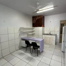 Hall de corredor com piso de cerâmica branca e paredes brancas.