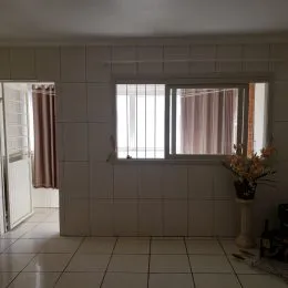 Parede interna com janela em um imóvel em Lajeado, Brasil.