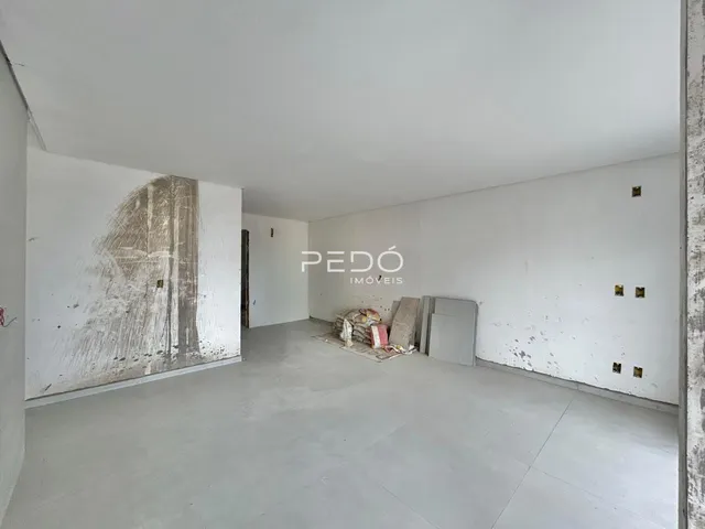 Ambiente interno de uma propriedade em reforma com paredes brancas.