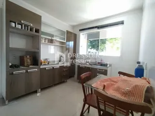 Sala de estar com armários embutidos em um imóvel no Brasil.