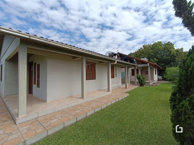 Fachada de uma casa com varanda e jardim em Lajeado, Brasil.