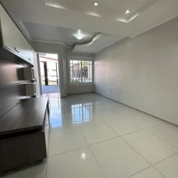 Hall de entrada com piso claro e paredes brancas em um imóvel.