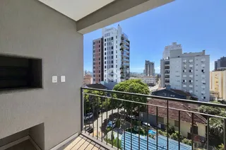 Vista externa de um imóvel com edifícios residenciais ao fundo.