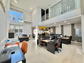 Foto de um escritório moderno com mesas de trabalho e vista para a área externa.