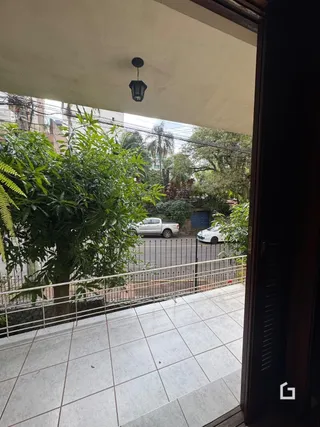 Vista de um piso de cerâmica de uma área comum com vista para o jardim.