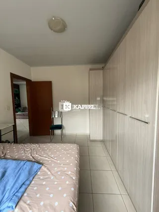 Foto de um quarto com cama e armário em um imóvel.
