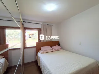 Quarto com cama e janela em um imóvel.