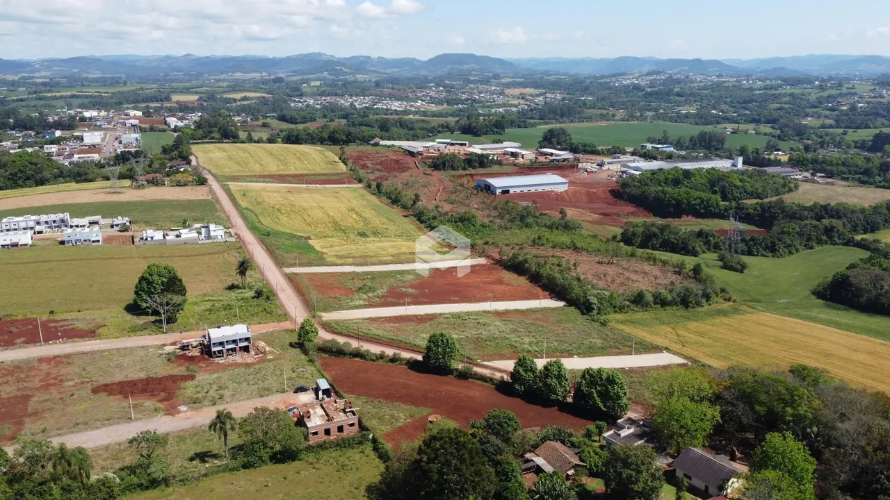 Vista aérea de uma área de terra com campos e vegetação no interior de Lajeado.