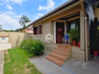 Fachada de uma casa em Lajeado, Brasil, com jardim frontal.