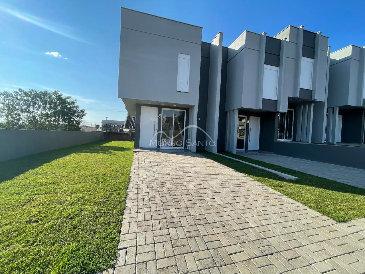 Fachada de um prédio residencial moderno em Lajeado, Brasil.