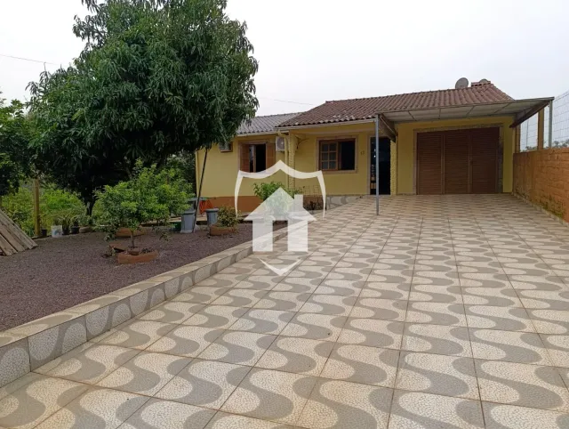 Fachada de uma residência em Lajeado, Brasil, com pátio pavimentado.