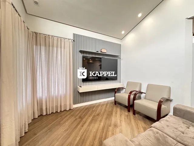 Sala de estar com sofá e poltronas em ambiente moderno.