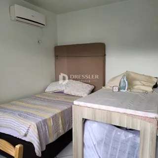 Quarto interno com cama e ar condicionado instalado.