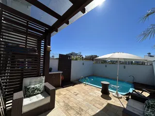 Vista externa de uma piscina e área de lazer em Lajeado, Brasil.