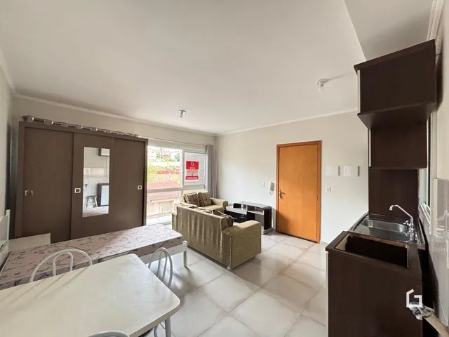 Interior de uma sala com piso de cerâmica e móveis.