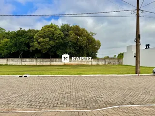Foto da fachada de uma propriedade com gramado e cerca.