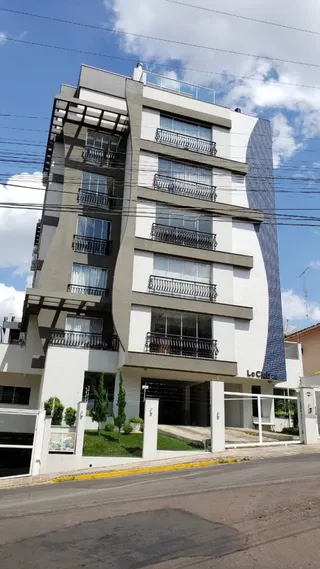 Fachada de um prédio residencial moderno em Lajeado, Brasil.