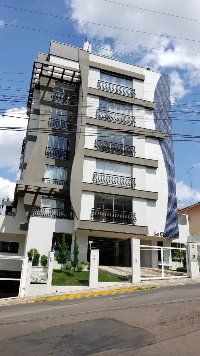 Fachada de um prédio residencial moderno em Lajeado, Brasil.